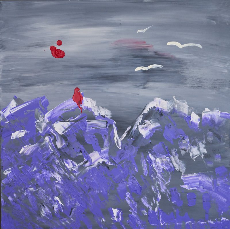 Mood von Georg Pichl: quadratisches Bild: violette Berglandschaft unter grauem Himmel mit drei weißen Vögeln und zwei roten Akzenten